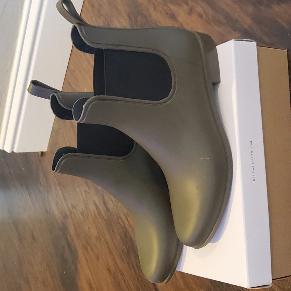 Army Green Rain Booties. Size: 10M.